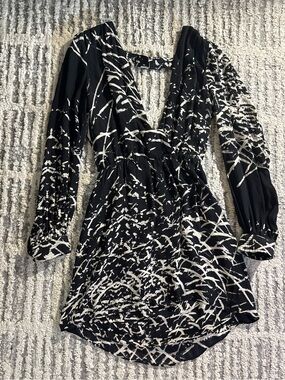 Parker 100% silk black white long sleeve lightweight dress size S